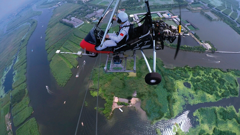 測繪地理信息工作人員利用三角翼在白洋淀進行航空測繪，為雄安新區規劃、選址和建設提供保障服務