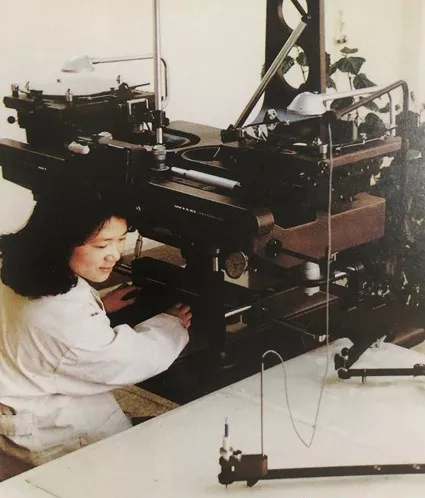 上世紀八十年代,技術(shù)人員利用傳統(tǒng)模擬測繪設(shè)備制圖 上世紀八十年代,技術(shù)人員利用傳統(tǒng)模擬測繪設(shè)備制圖