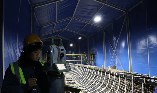 技術(shù)人員正在使用徠卡全站儀進行精密安裝測量 技術(shù)人員正在使用徠卡全站儀進行精密安裝測量